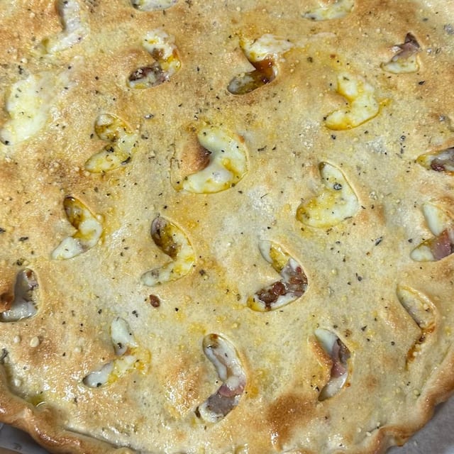 Stuffed Cheesesteak Garlic Knot Pizza.